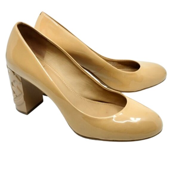 TORY BURCH~Multi Logo Pump~BLOCK LOGO WRAPPED HEEL BEIGE PATENT LEATHER SHOE 9.5 - Picture 6 of 8